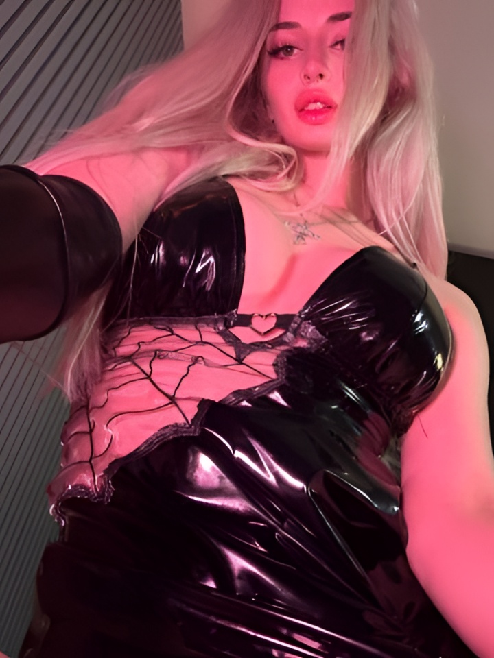 Анастасия привлекальеная девушка из Судака цена от 10000 руб